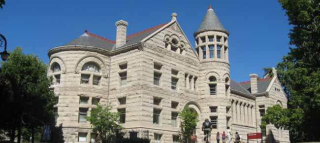 IU布魯明頓班的學(xué)生提出關(guān)于馬來(lái)西亞可再生能源的建議