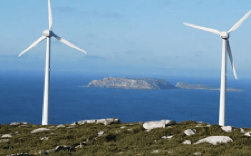 在Costa da Morte的三個(gè)風(fēng)力渦輪機(jī)的風(fēng)電場(chǎng)爭議