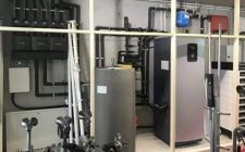 獨立式住宅，配有太陽能電池和地熱空調