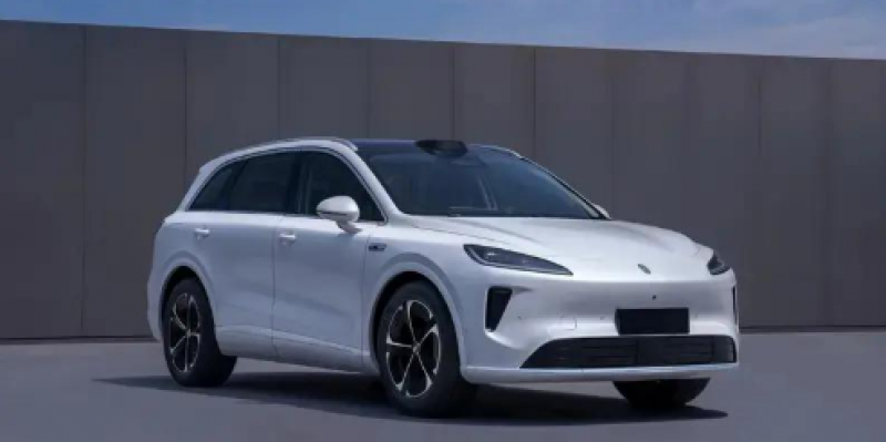 余承東與上汽集團(tuán)總裁賈健旭試駕尚界H5 新車將于9月上市