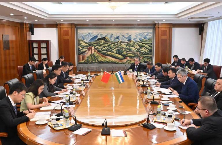 國家發(fā)展改革委副主任周海兵會(huì)見烏茲別克斯坦副總理霍賈耶夫